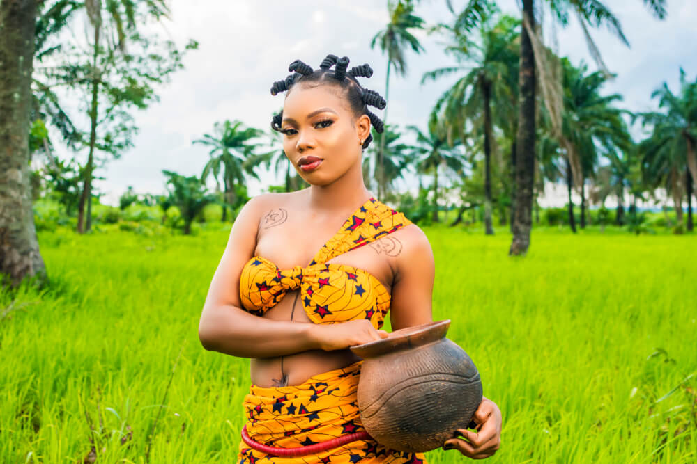 https://ekoko.ng/wp-content/uploads/2022/10/amaka-holding-clay-pot.-for-cooking.jpg